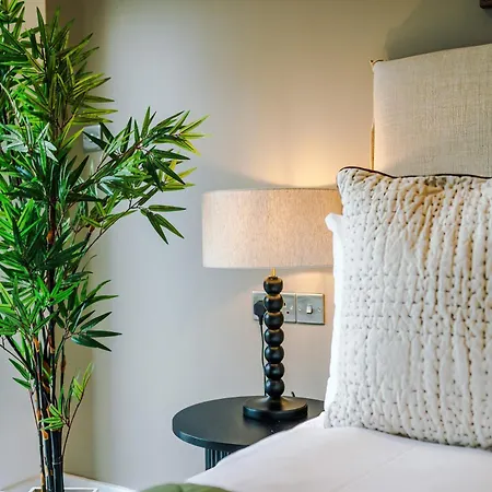 - Penthouse Vibes, Roof Terrace 3 Bed Sleeps 6 Leeds (West Yorkshire)