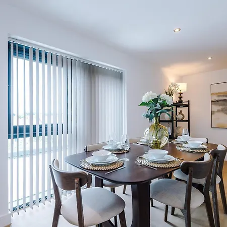 - Penthouse Vibes, Roof Terrace 3 Bed Sleeps 6 * Leeds (West Yorkshire)