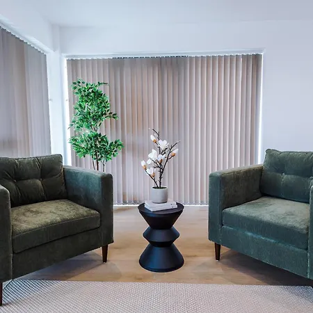 - Penthouse Vibes, Roof Terrace 3 Bed Sleeps 6 Leeds (West Yorkshire)