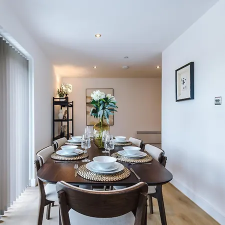 - Penthouse Vibes, Roof Terrace 3 Bed Sleeps 6 Leeds (West Yorkshire)