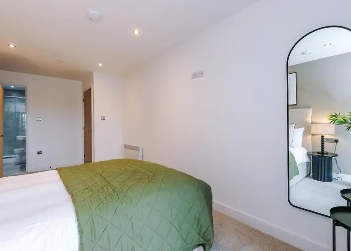 - Penthouse Vibes, Roof Terrace 3 Bed Sleeps 6 Leeds (West Yorkshire)