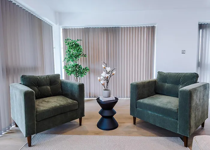 - Penthouse Vibes, Roof Terrace 3 Bed Sleeps 6 Leeds (West Yorkshire)