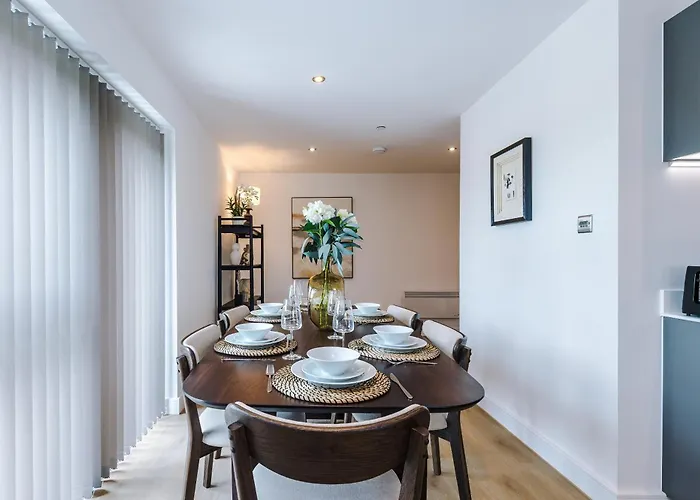 - Penthouse Vibes, Roof Terrace 3 Bed Sleeps 6 Leeds (West Yorkshire)