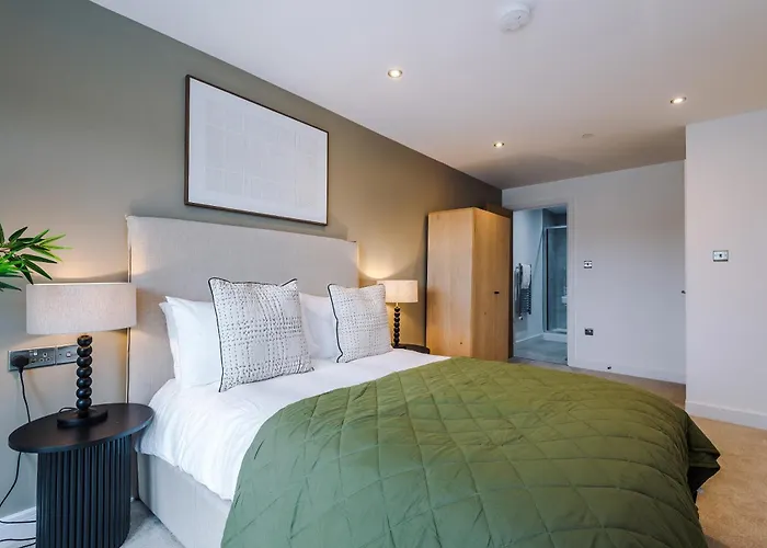 - Penthouse Vibes, Roof Terrace 3 Bed Sleeps 6 Апартаменти *